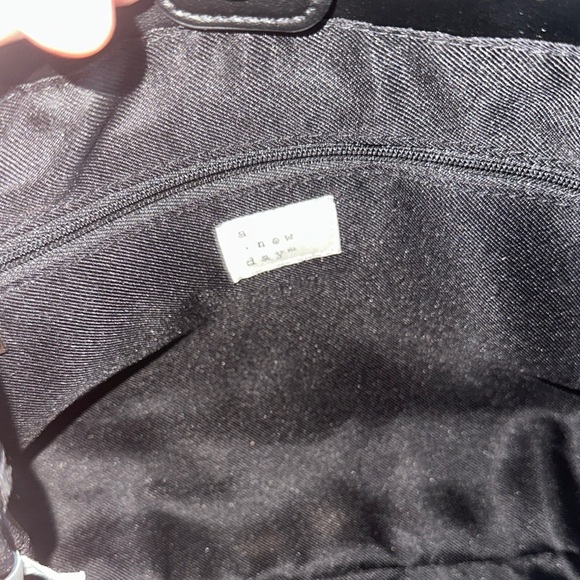 Elegant Black Woven Handbag - Picture 2 of 7